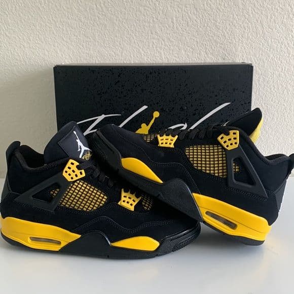 JORDAN RETRO 4 NEGRO AMARILLO